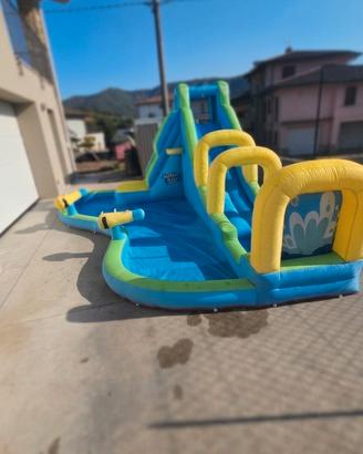 scivolo gonfiabile con spruzzini d' acqua