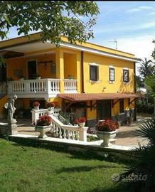 Villa su 2piani con giardino vicino Roma