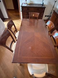 Tavolo con sedie in legno