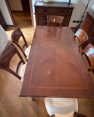 Tavolo con sedie in legno