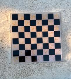 Scacchiera in resina fatta a mano