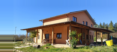 Agriturismo avviato con 3.8 ettari, stalle e poten
