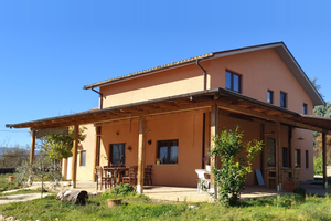 Agriturismo avviato con 3.8 ettari, stalle e poten