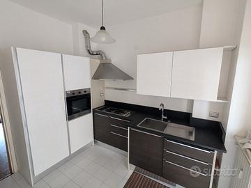 Cucina completa con elettrodomestici