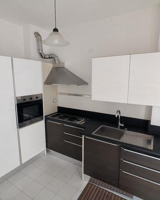 Cucina completa con elettrodomestici