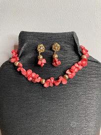 Set di gioielli con pietre rosse e dettagli dorati