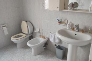 Villa, due unità abitative, cedute in blocco