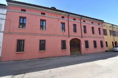 Casa indipendente di 550 m² con più di 5 locali e 