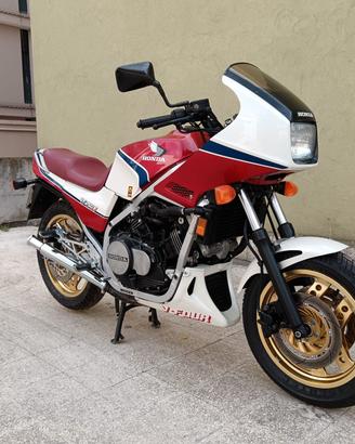 Honda VF 750 F INTERCEPTOR RC 15