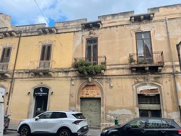 Via f. crispi stabile su due livelli mq 400