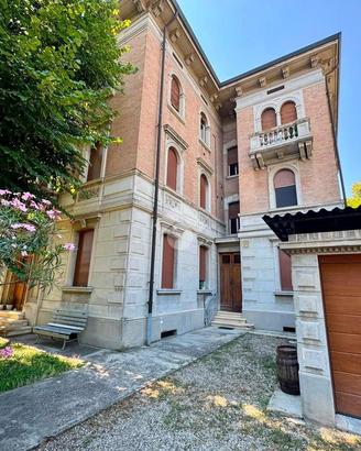 3 LOCALI A REGGIO NELL'EMILIA