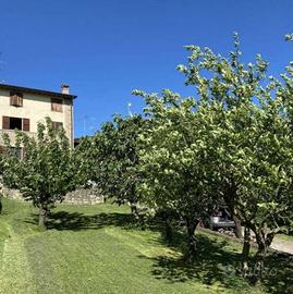 Fetta di casa di corte, con vista panoramica