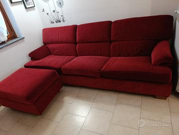 Divano tre posti con pouf
