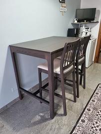 Tavolo e sedie bar