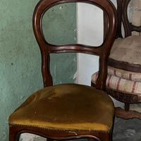 Sedia antica con struttura in legno e velluto
