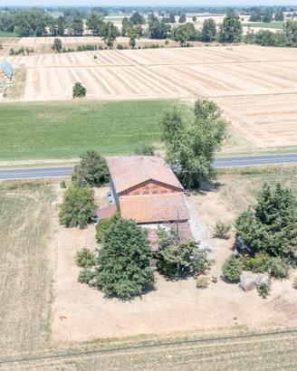 Casale indipendente con terreno a Montechiarugolo