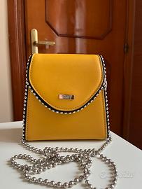 Borsetta giallo senape con catena argentata