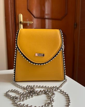 Borsetta giallo senape con catena argentata