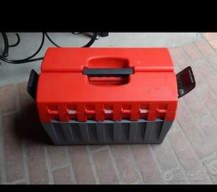 Cassetta con attezzi