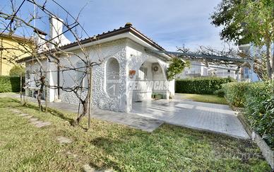 VILLA SINGOLA CON GIARDINO