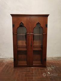 Mobile legno stile gotico con vetrinetta