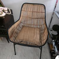 Sedia in metallo nero e rattan naturale