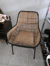 Sedia in metallo nero e rattan naturale