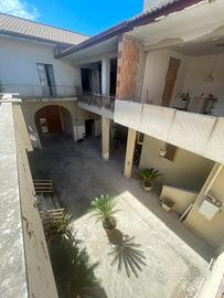 Palazzetto indipendente con 3 appartamenti