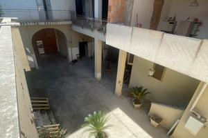 Palazzetto indipendente con 3 appartamenti