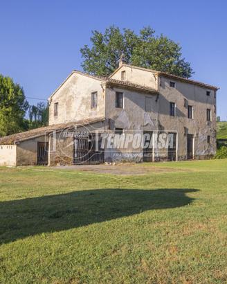 Casale con accessori e corte