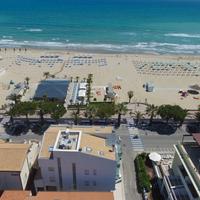 Frontemare con terrazzo vista spiaggia