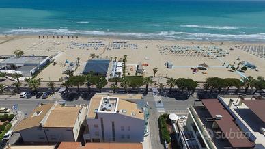 Frontemare con terrazzo vista spiaggia