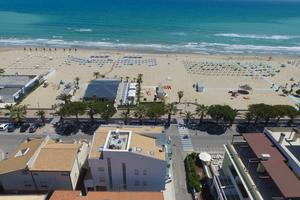 Frontemare con terrazzo vista spiaggia