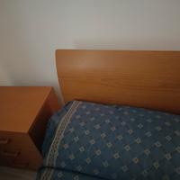 Letto e comodino 2 cassetti in legno e materasso