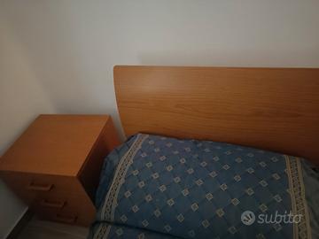 Letto e comodino 2 cassetti in legno e materasso