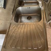 Lavello in acciaio inossidabile con rubinetto