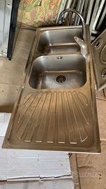 Lavello in acciaio inossidabile con rubinetto