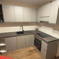 Cucina con forno lavastoviglie e piano induzione