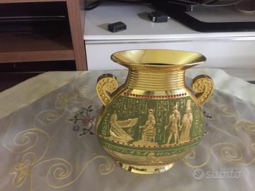 Soprammobile con disegno dei faraone egizi