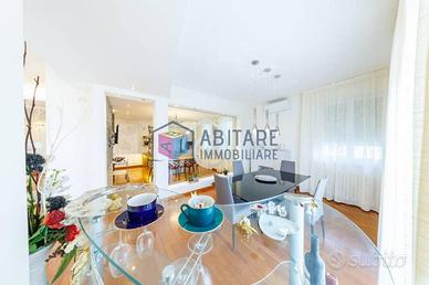 Attico / Mansarda di 162 m² con più di 5 locali a 