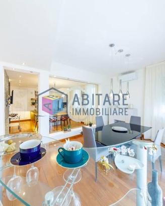 Attico / Mansarda di 162 m² con più di 5 locali a 