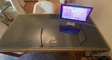scrivanie, mobili, sedie e quadri