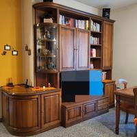 Sala completa con tavolo e sedie