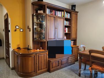 Sala completa con tavolo e sedie