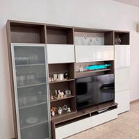 Parete attrezzata e tavolino