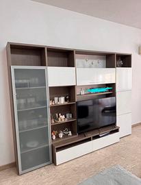 Parete attrezzata e tavolino