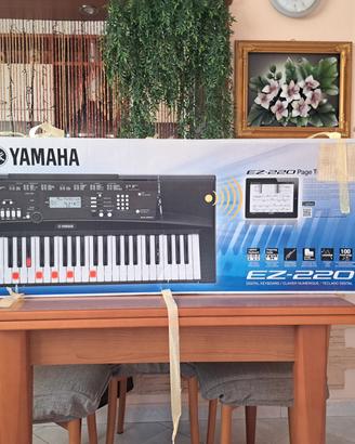 PIANOLA YAMAHA EZ - 220