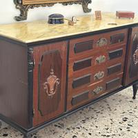 Credenza d’epoca con piano in marmo e bronzi
