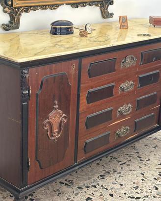 Credenza d’epoca con piano in marmo e bronzi