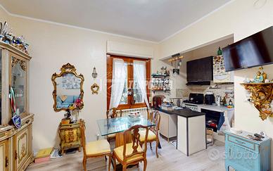 TRILOCALE SU 2 LIVELLI CON BOX AUTO E AMPIO GIARDI